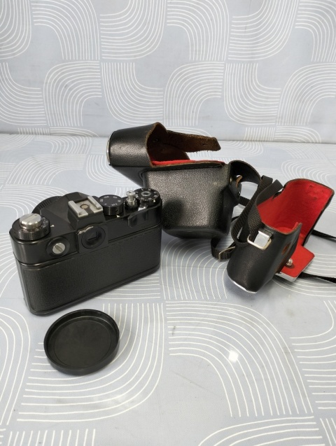 Stary aparat fotograficzny z obiektywem