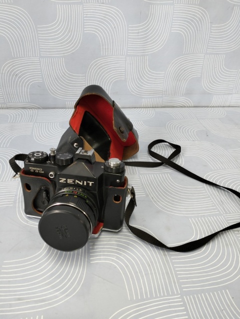 Stary aparat fotograficzny z obiektywem
