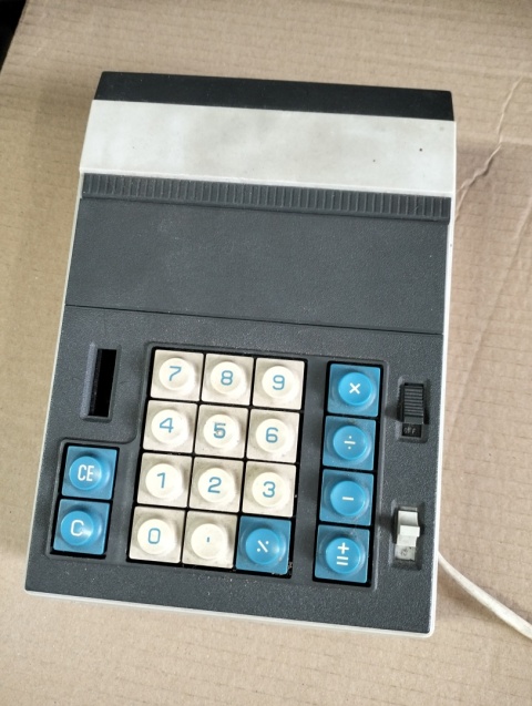 Stary kalkulator elektryczny. Sprawny.